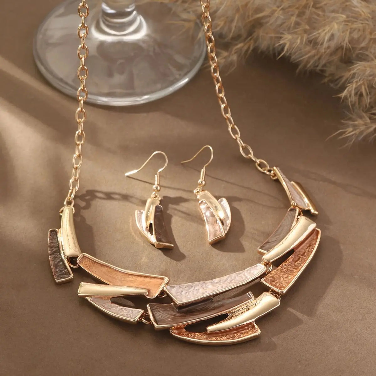 Geometrische set van ketting en oorbellen met email