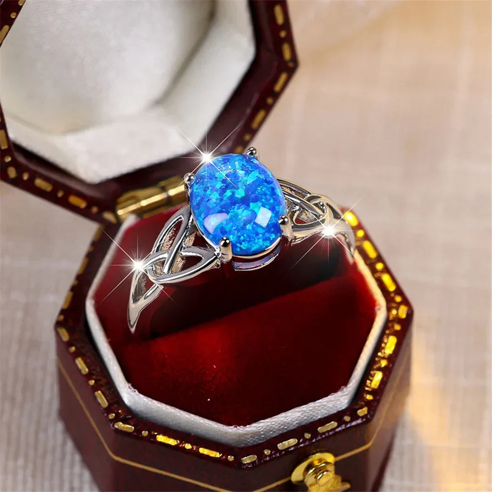 Vintage zilverkleurige ring met blauwe opaallook in halve maten