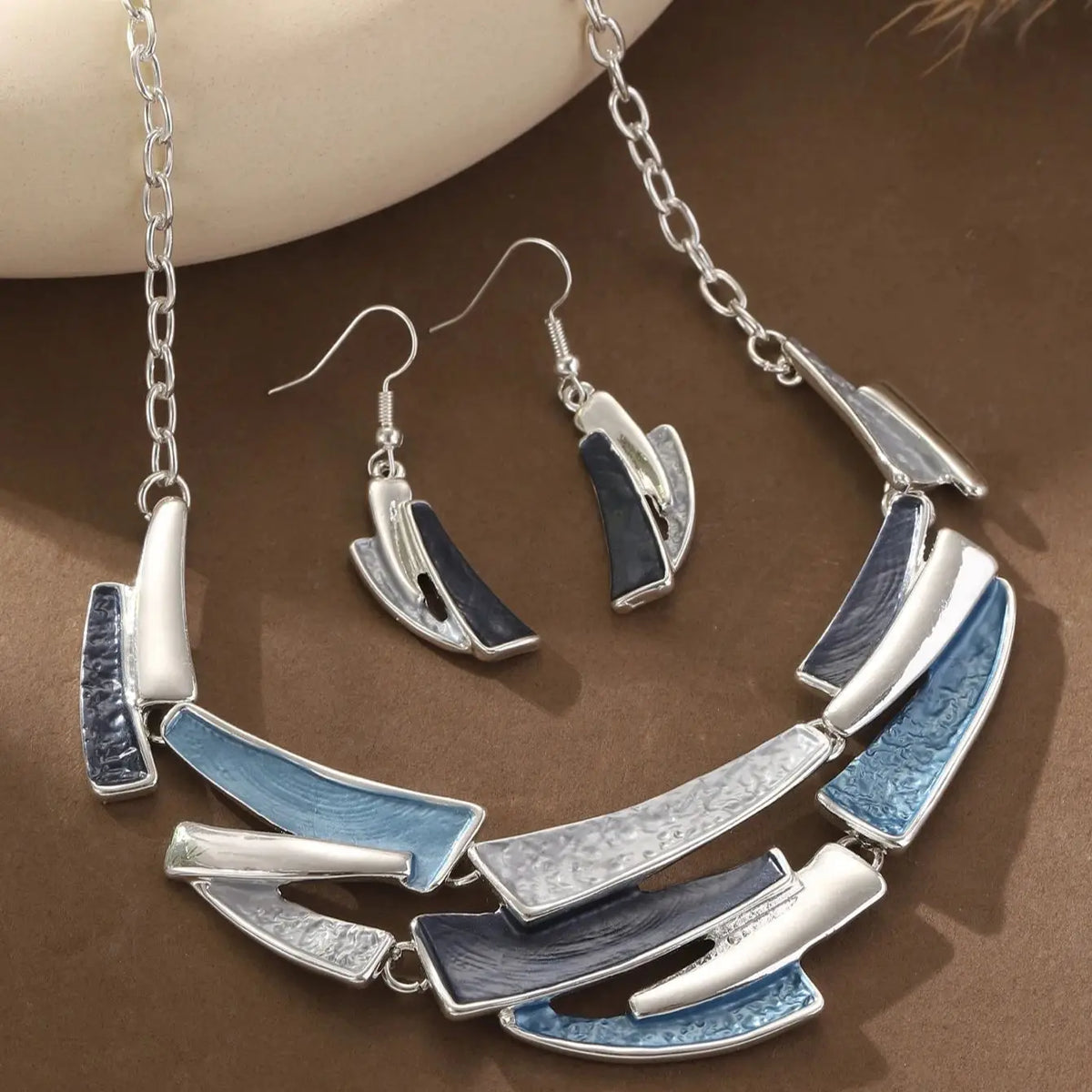 Geometrische set van ketting en oorbellen met email