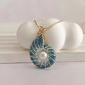 Ketting met parel en blauwe schelp