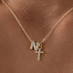 Fijne ketting met initiaal- en kruishanger in diamantlook