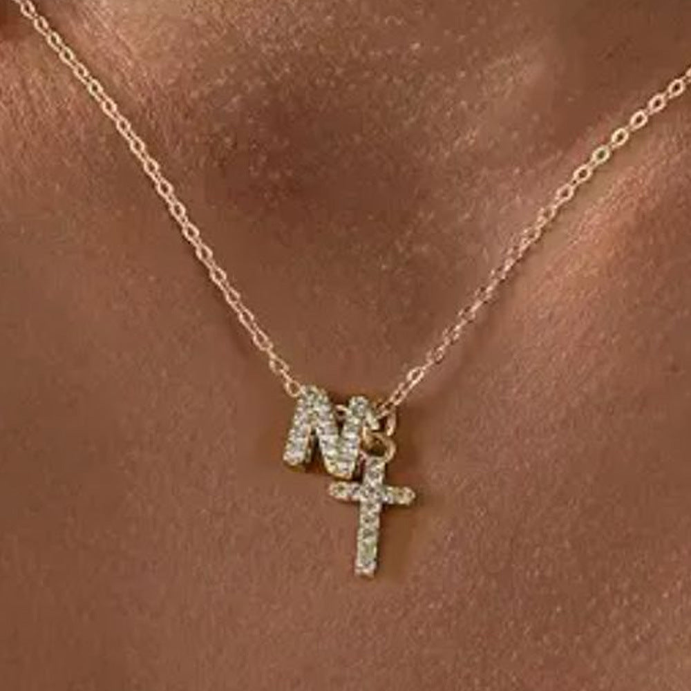 Fijne ketting met initiaal- en kruishanger in diamantlook
