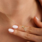 Fijne ketting met initiaal- en kruishanger in diamantlook