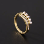 Åben ring i vintagestil med zirkonia og perle