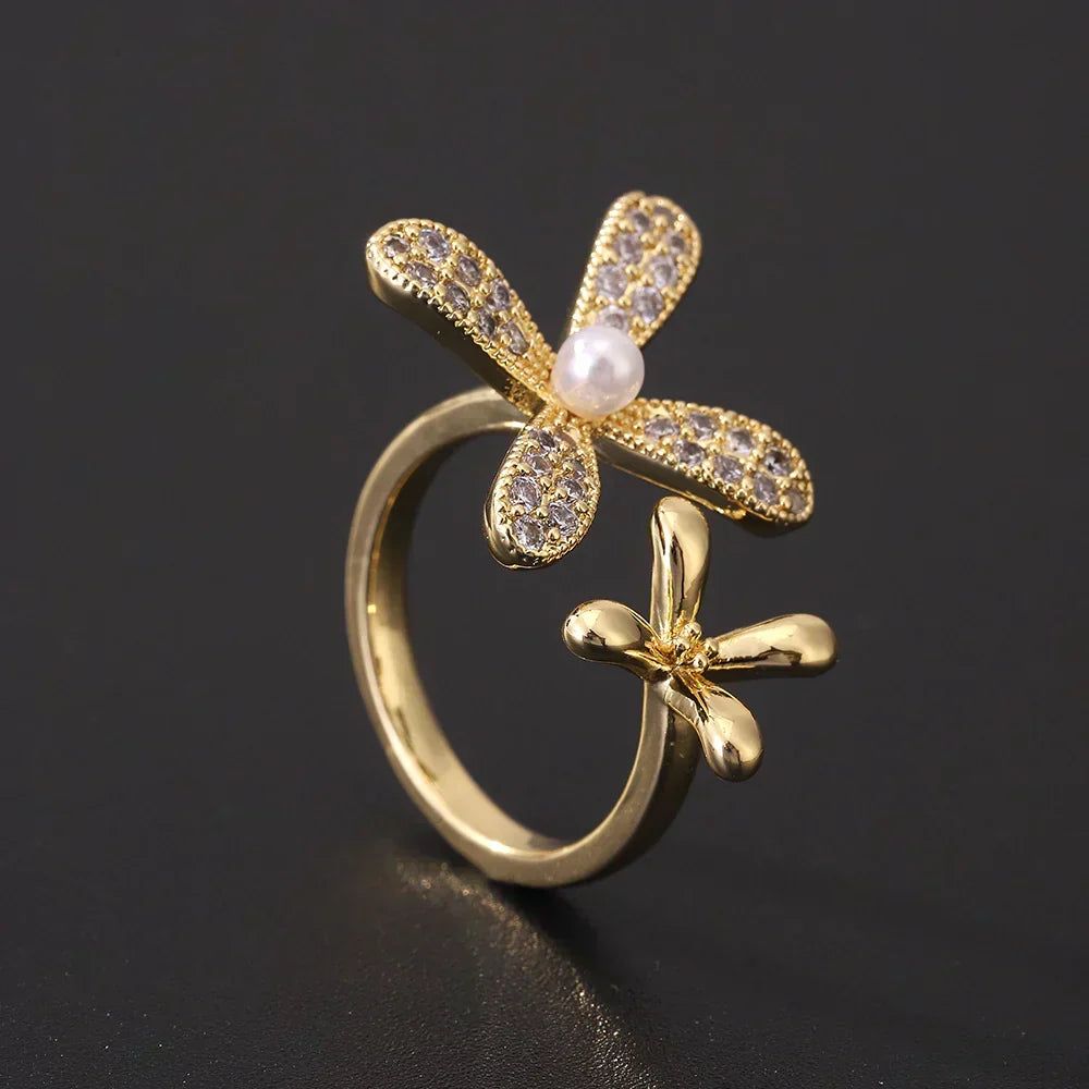 Vintage-Style Bright Pearl Daisy Ring