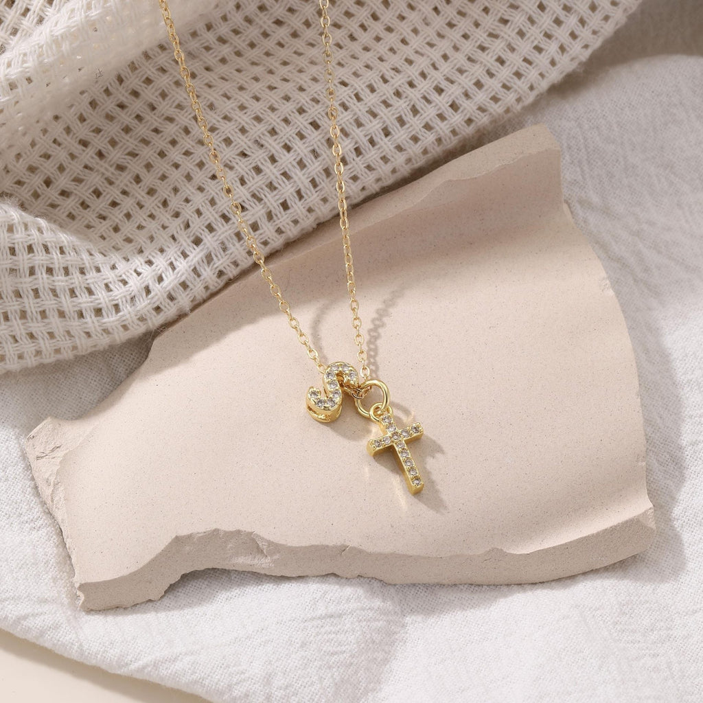 Fijne ketting met initiaal- en kruishanger in diamantlook