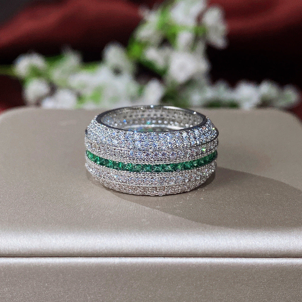 Witgoudkleurige ring met rijen groen kristal in railzetting