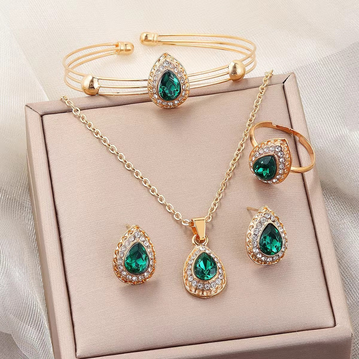 Set met ketting, oorbellen, armband en ring met groene druppel