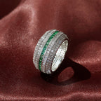 Witgoudkleurige ring met rijen groen kristal in railzetting