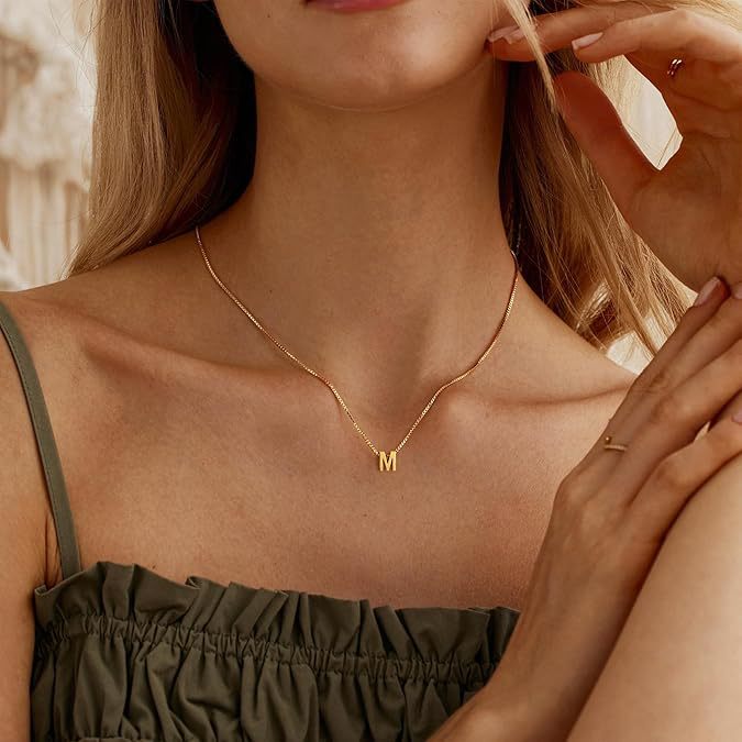 Goudkleurige ketting met initiaal