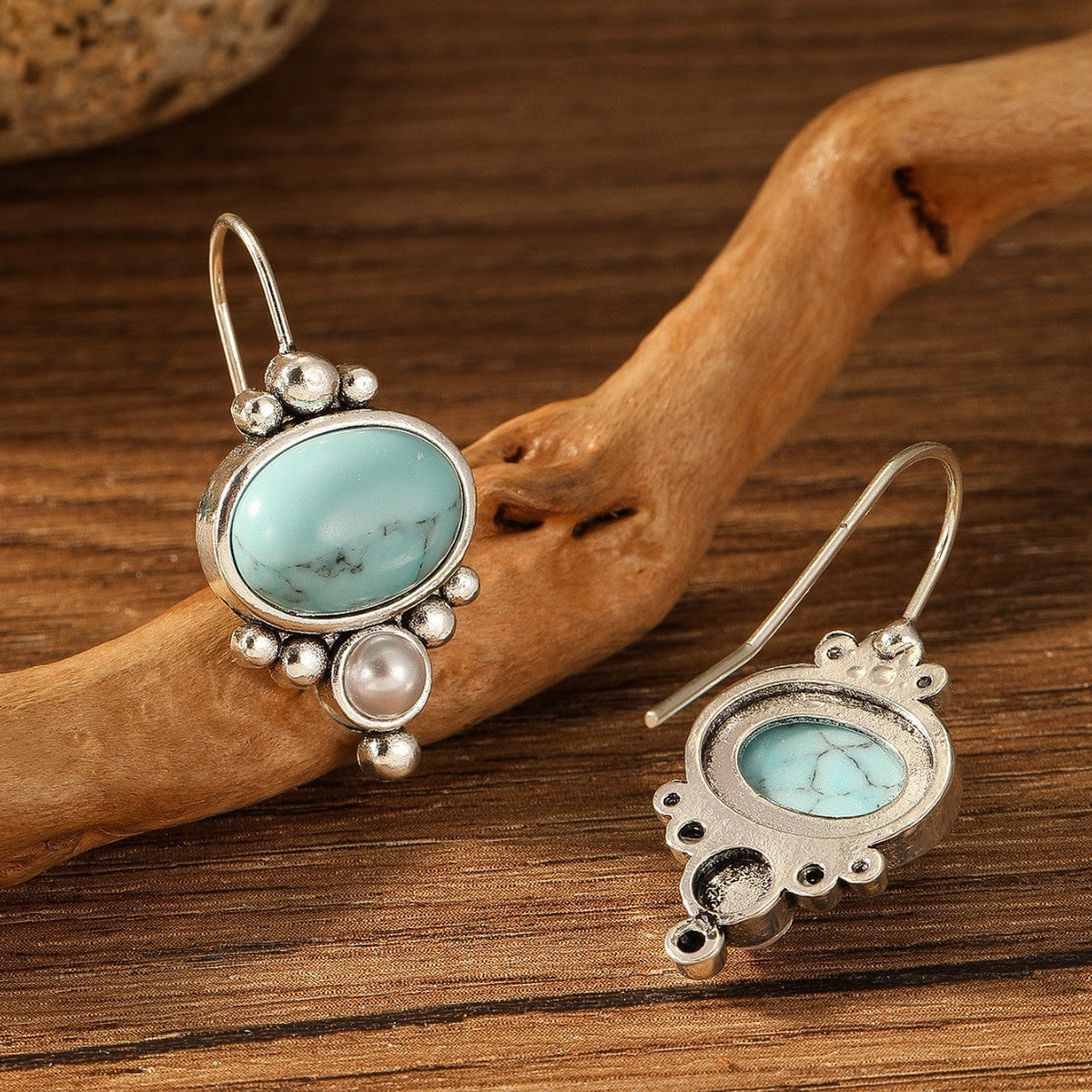 Oorhangers met ovale turquoise steen en pareldetail