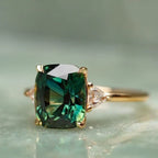 Ring met kussengeslepen groene edelsteenlook in goudkleur