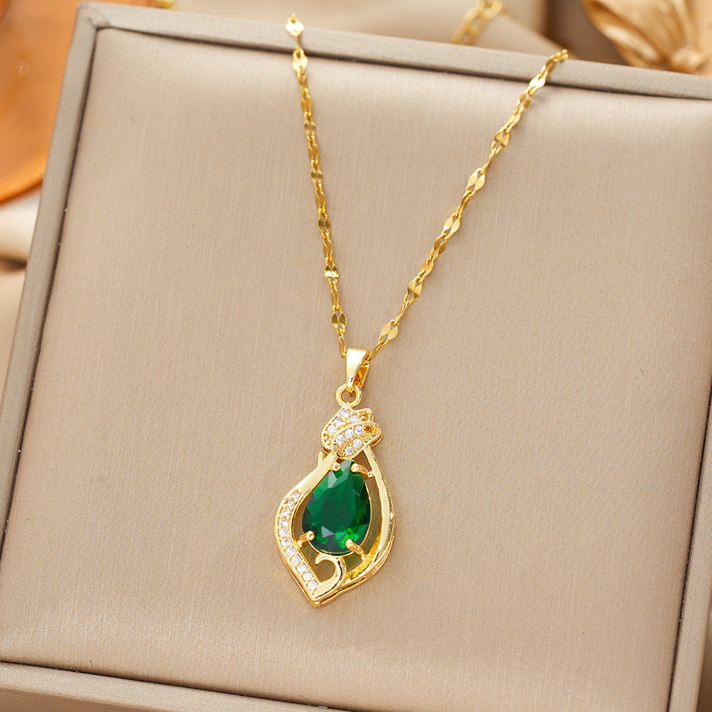 Ketting met bladhanger met groene steen in goudkleur