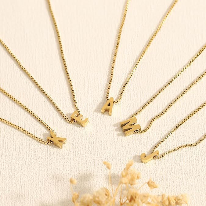 Goudkleurige ketting met initiaal