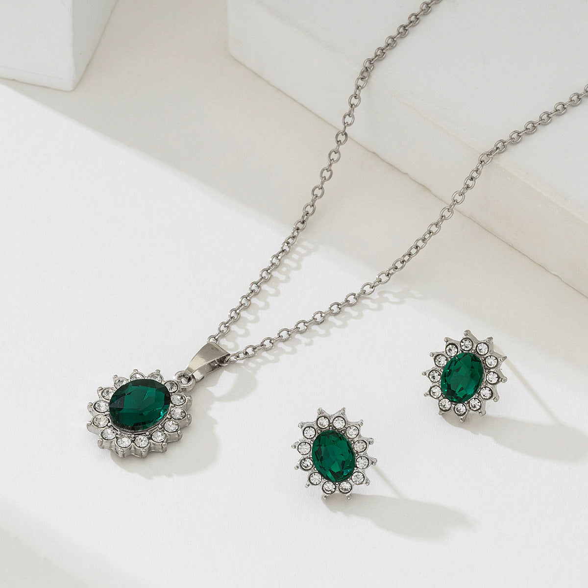 Set met ovale groene halohanger en oorbellen in witgoudkleur