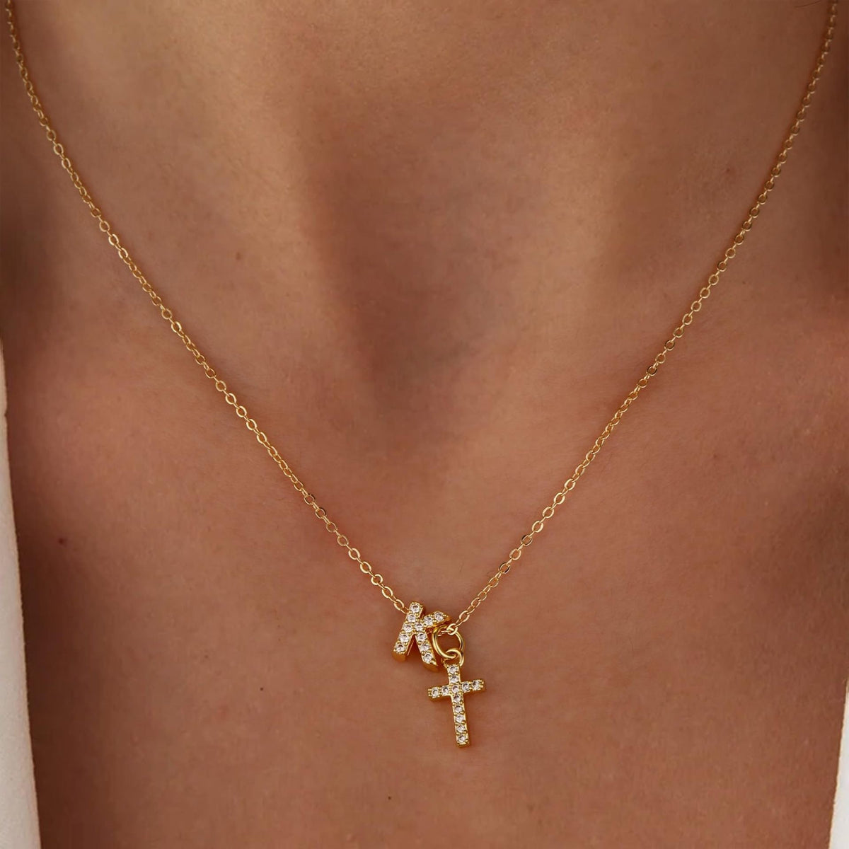 Fijne ketting met initiaal- en kruishanger in diamantlook