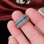 Witgoudkleurige ring met rijen groen kristal in railzetting