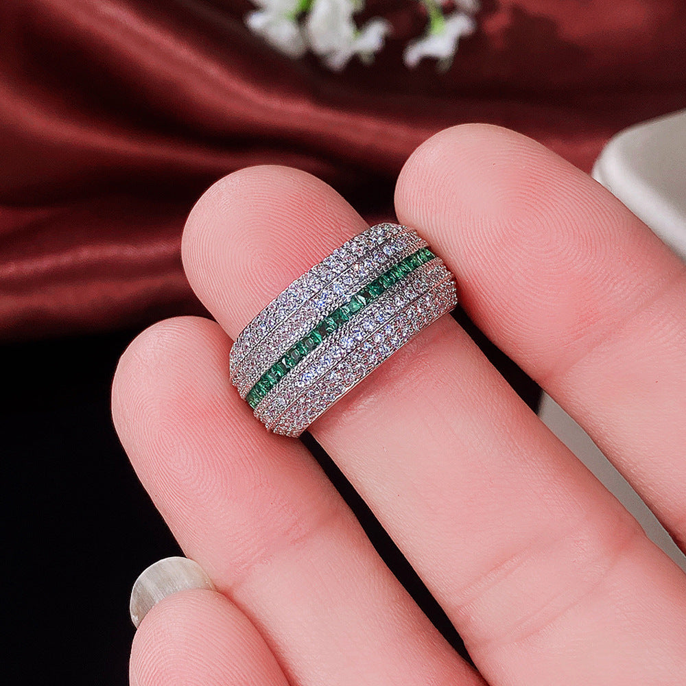 Witgoudkleurige ring met rijen groen kristal in railzetting
