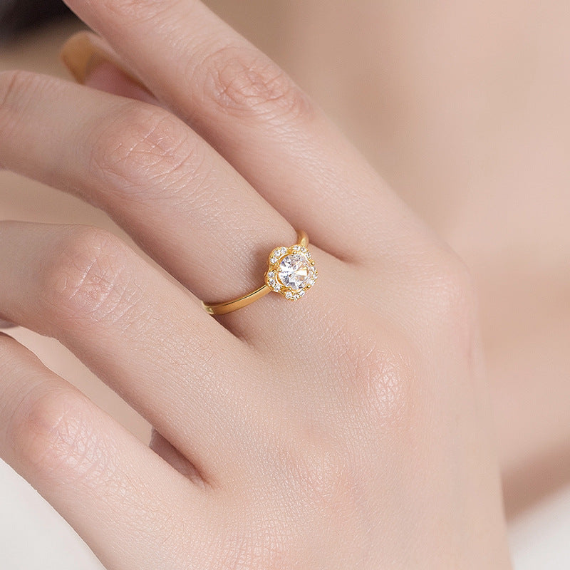 Goudkleurige halo-bloemring met ronde zirkonia