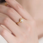 Goudkleurige halo-bloemring met ronde zirkonia