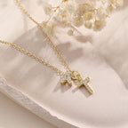 Fijne ketting met initiaal- en kruishanger in diamantlook