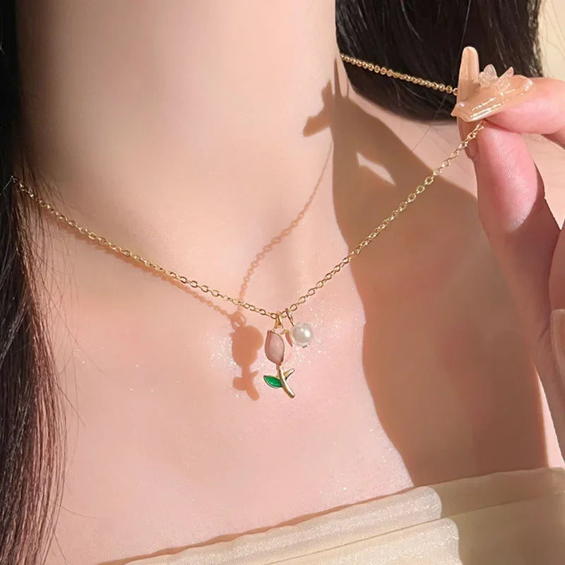 Set van ketting en oorbellen met roze tulp