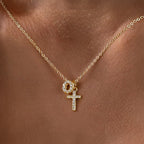 Fijne ketting met initiaal- en kruishanger in diamantlook