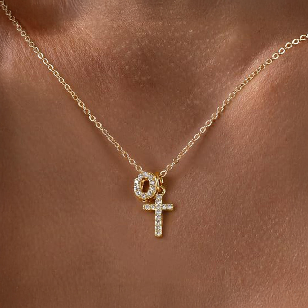 Fijne ketting met initiaal- en kruishanger in diamantlook
