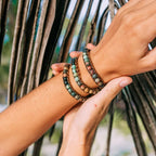 Leren wikkelarmband met halfedelsteen en love