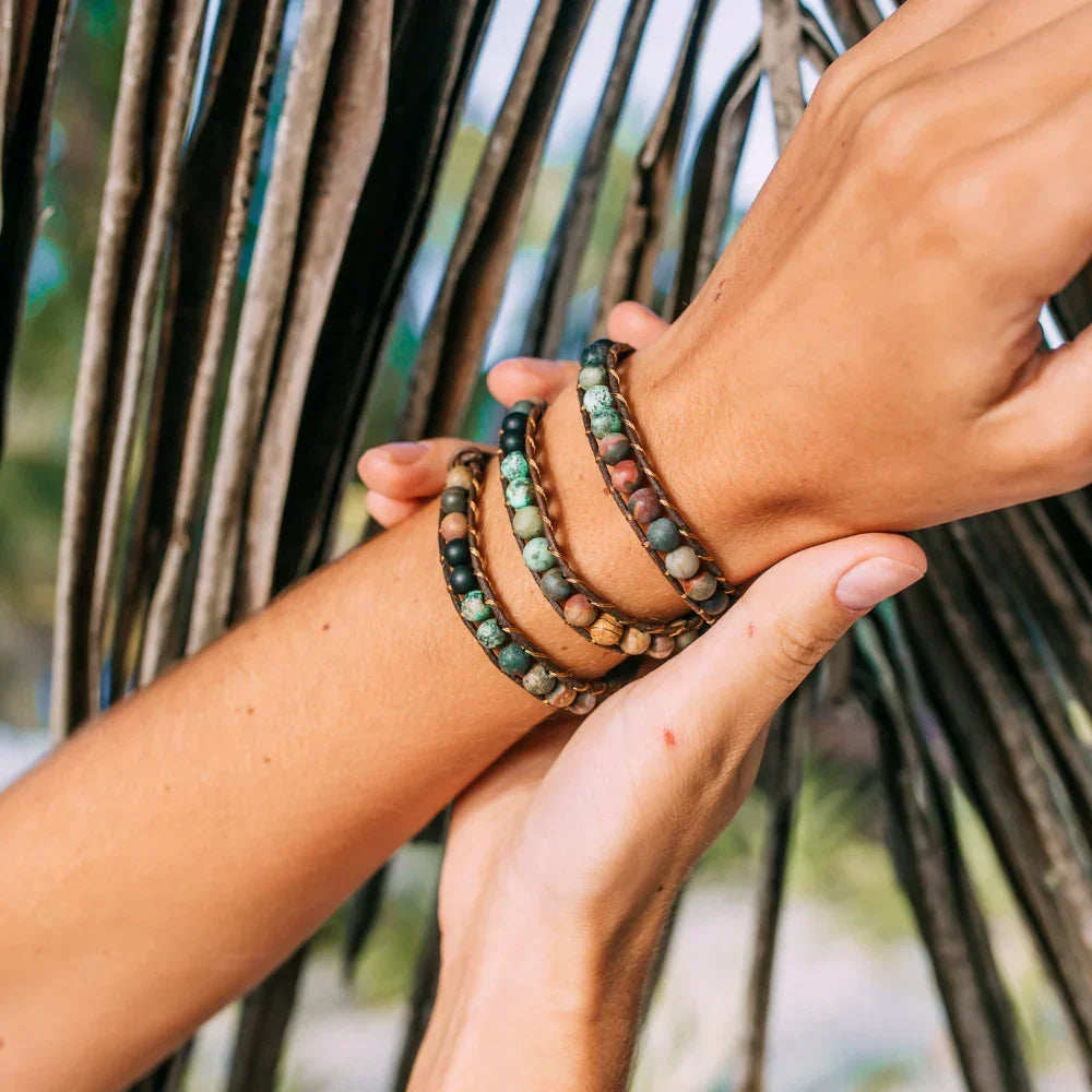 Leren wikkelarmband met halfedelsteen en love
