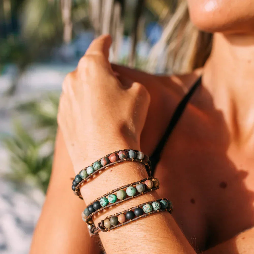 Leren wikkelarmband met halfedelsteen en love