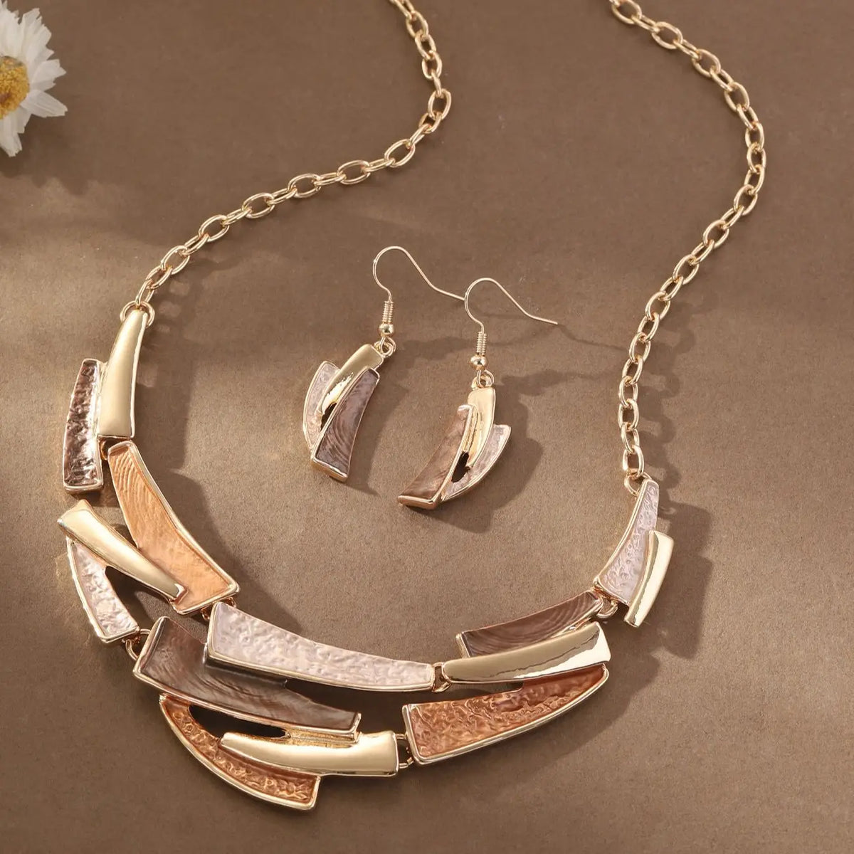 Geometrische set van ketting en oorbellen met email