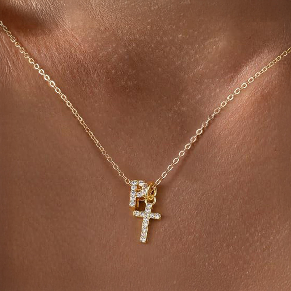 Fijne ketting met initiaal- en kruishanger in diamantlook