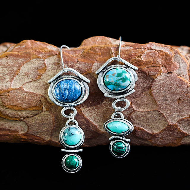 Zilverkleurige oorbellen met blauwe stenen in vintagestijl