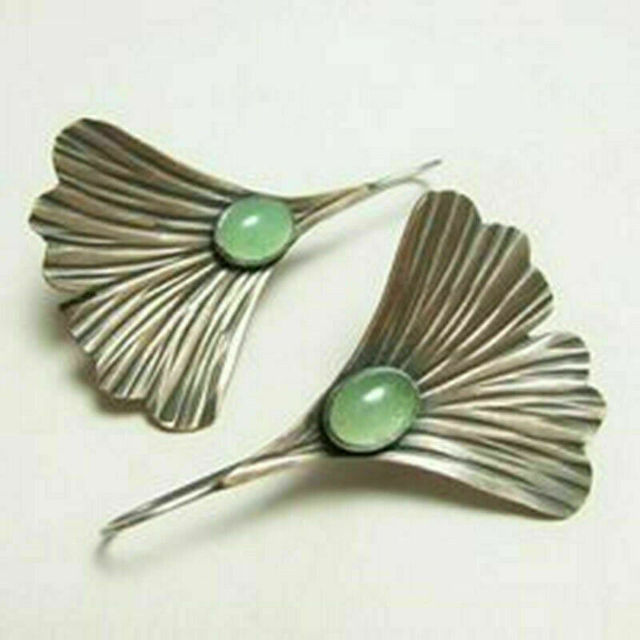 Zilverkleurige ginkgo-oorbellen met groene steen in vintagestijl