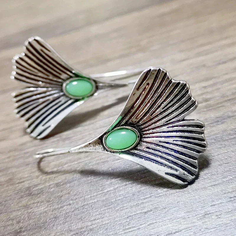 Zilverkleurige ginkgo-oorbellen met groene steen in vintagestijl