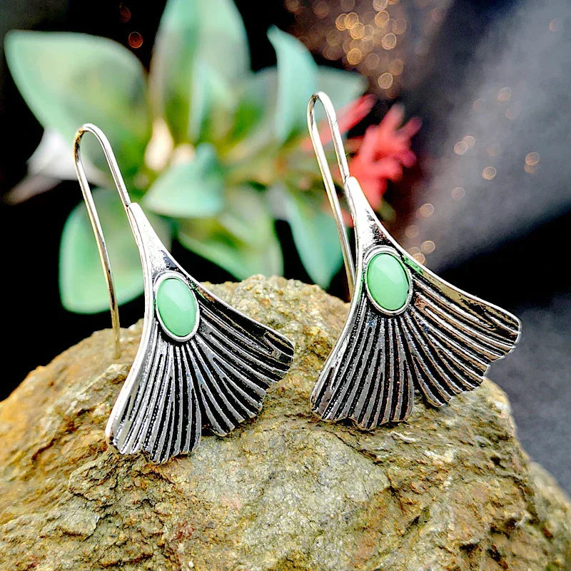 Zilverkleurige ginkgo-oorbellen met groene steen in vintagestijl
