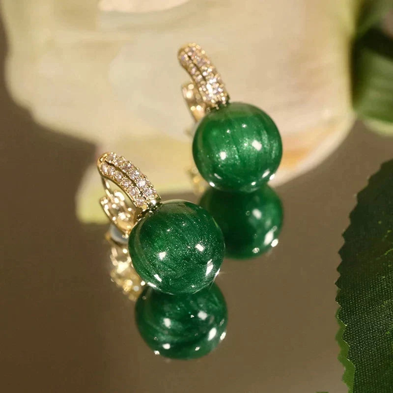 Oorbellen met groene jadelook-bol en kristallen knopje