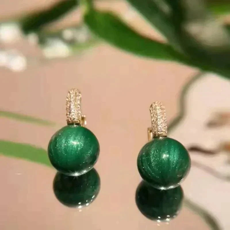 Oorbellen met groene jadelook-bol en kristallen knopje