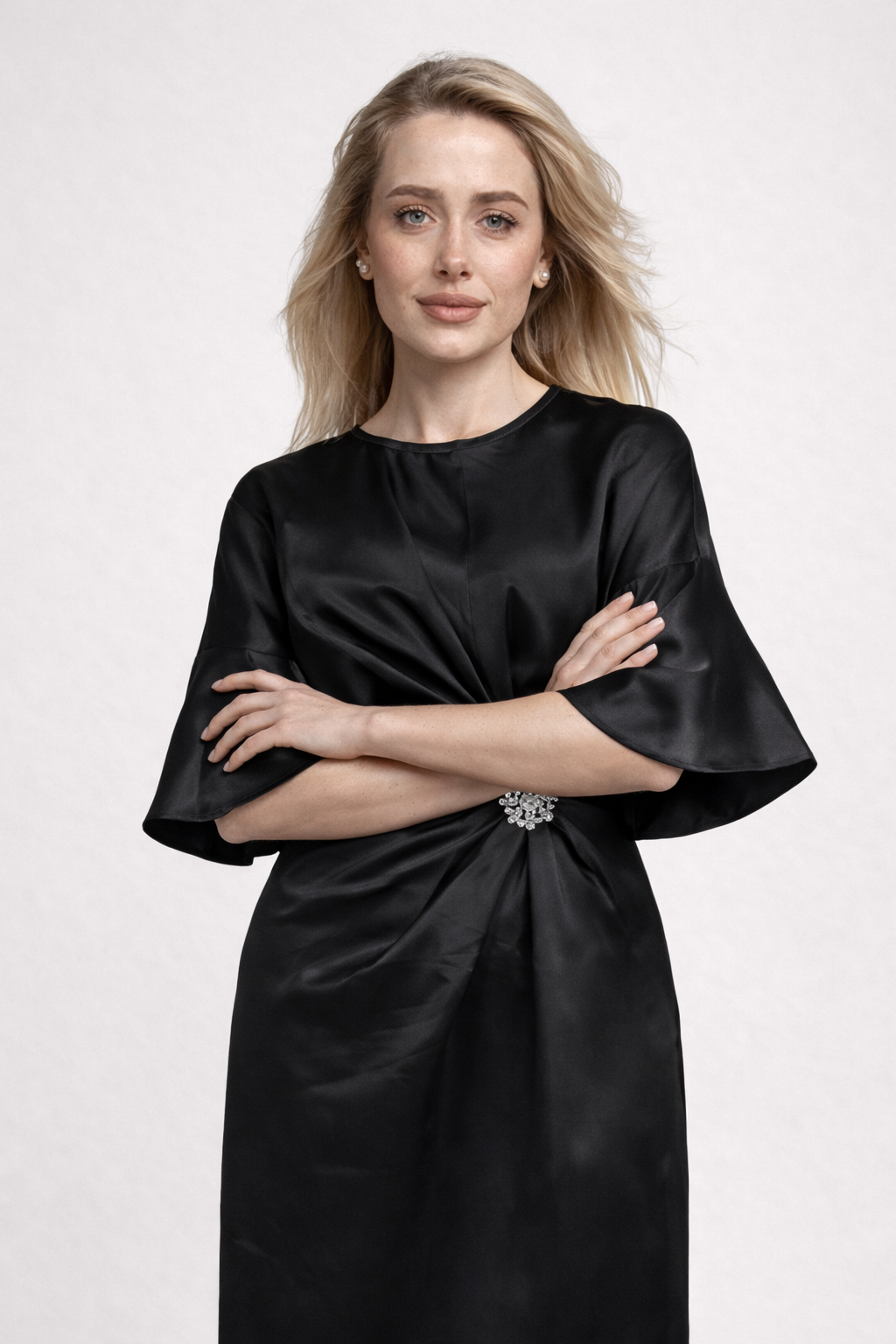 Satijnen maxi-jurk met volumineuze mouwen en broche