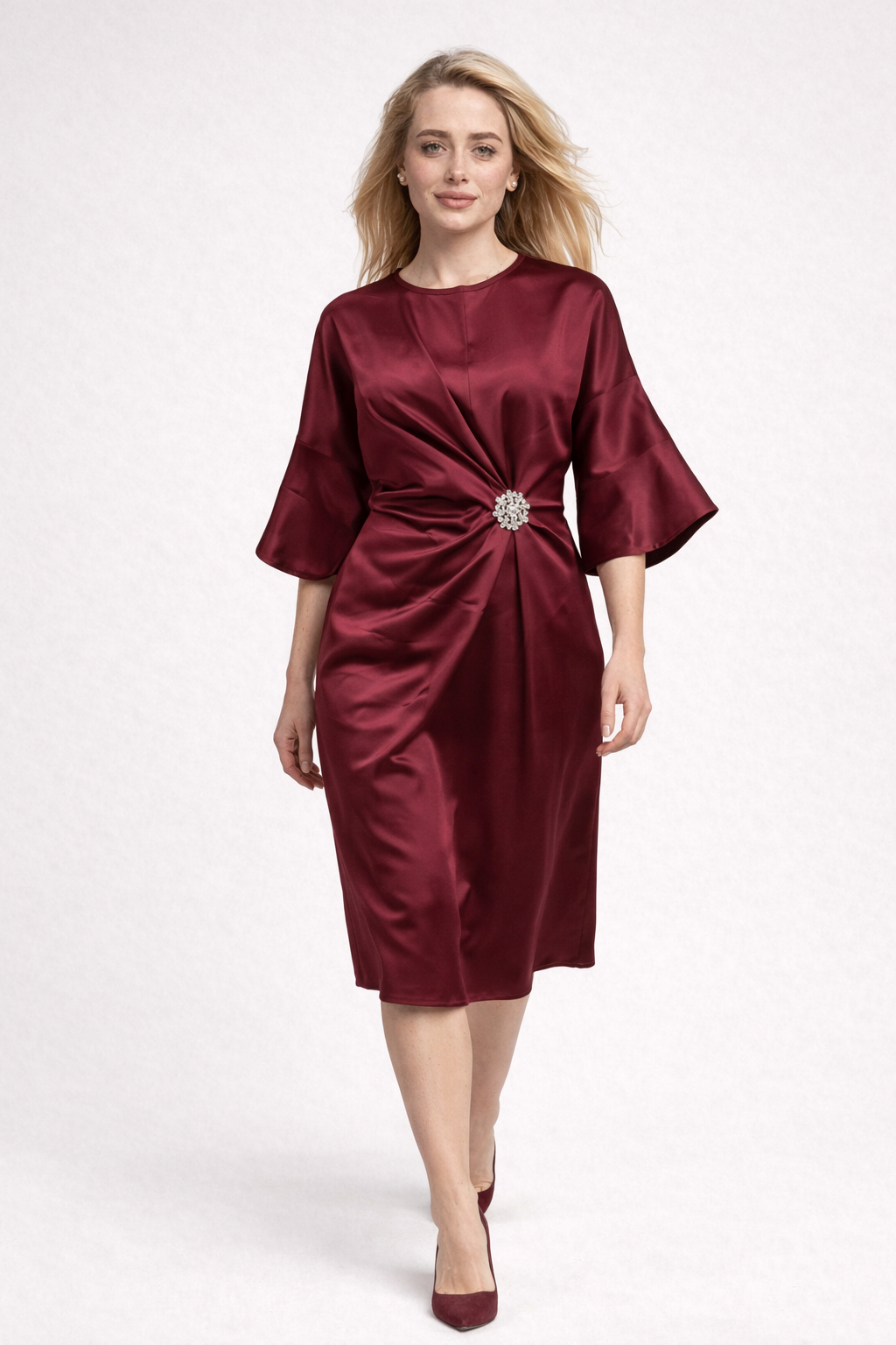 Satijnen maxi-jurk met volumineuze mouwen en broche