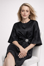 Satijnen maxi-jurk met volumineuze mouwen en broche