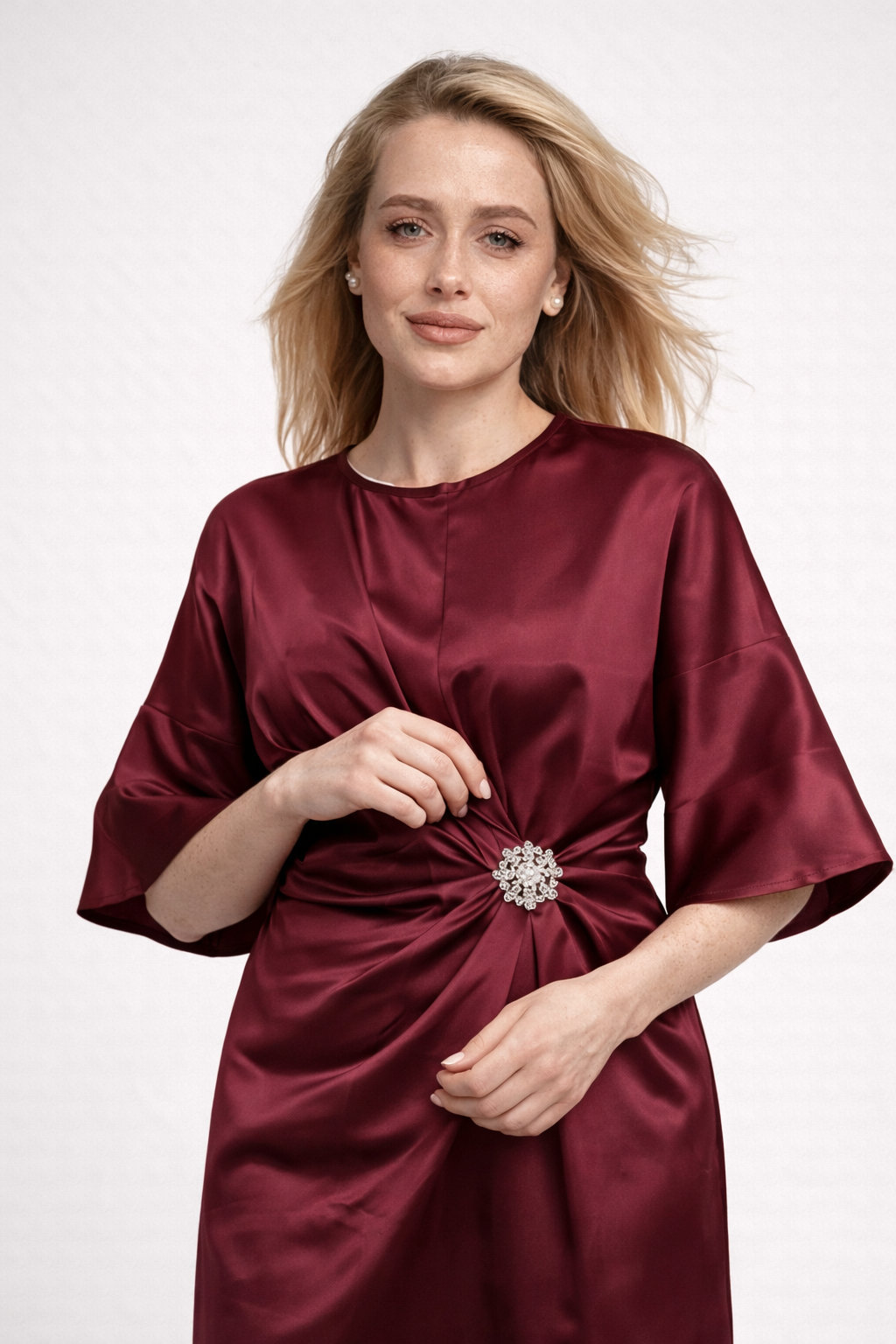 Satijnen maxi-jurk met volumineuze mouwen en broche