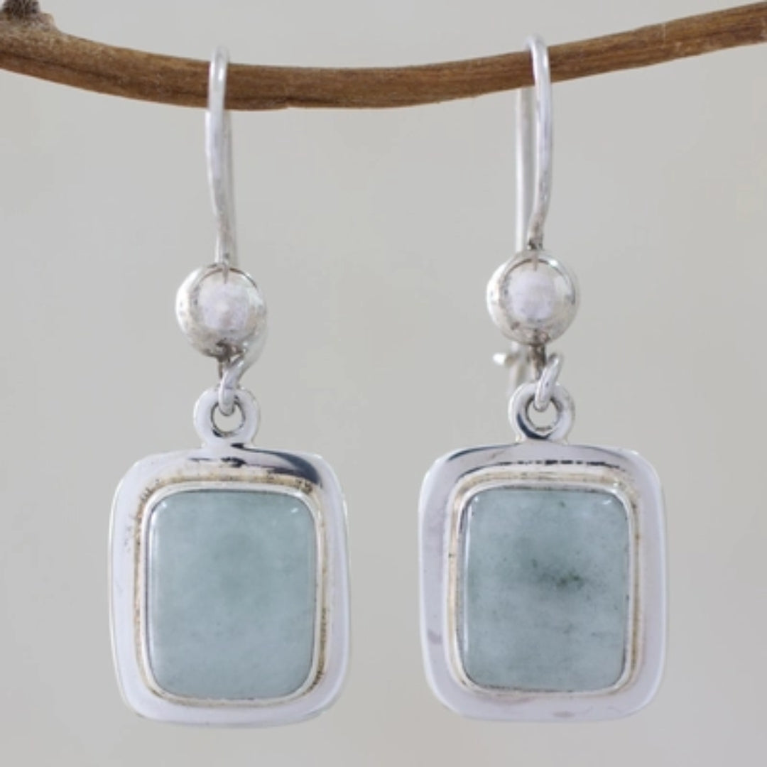 Zilverkleurige oorhangers met omlijste blauwe steen in vintagestijl