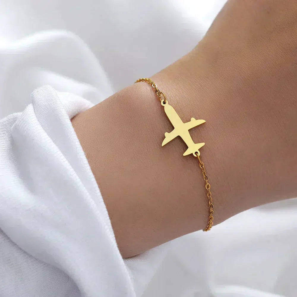 Goudkleurige bedelarmband met vliegtuigje