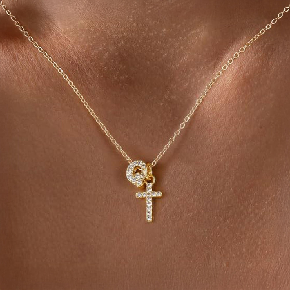 Fijne ketting met initiaal- en kruishanger in diamantlook