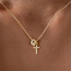 Fijne ketting met initiaal- en kruishanger in diamantlook