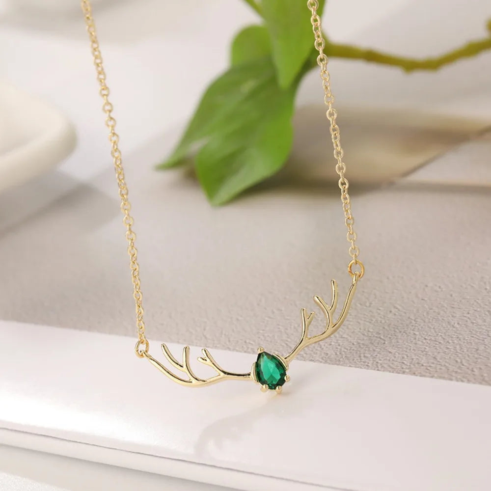 Hertengeweiketting met hartbedel