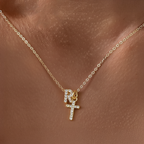Fijne ketting met initiaal- en kruishanger in diamantlook