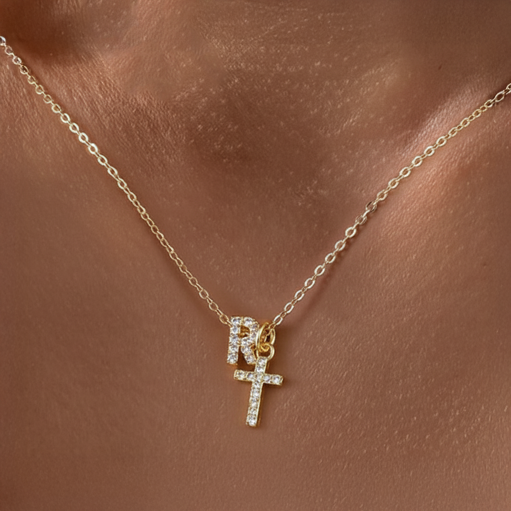 Fijne ketting met initiaal- en kruishanger in diamantlook